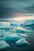 icebergs flutuando dentro a água com uma nublado céu foto