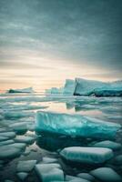 icebergs flutuando dentro a água com uma pôr do sol foto