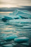 icebergs flutuando dentro a água às pôr do sol foto