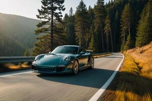 a Porsche 911 gts é dirigindo baixa uma montanha estrada foto