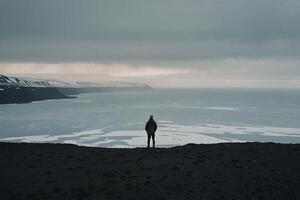 uma homem em pé em a Beira do uma penhasco negligenciar a oceano foto