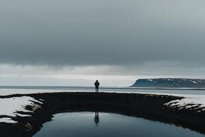 uma pessoa em pé dentro a meio do uma lago foto