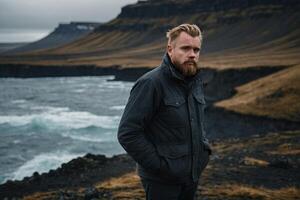 uma homem com uma barba em pé dentro frente do uma montanha foto