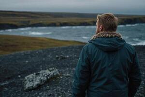 homem em pé em topo do uma montanha dentro Islândia foto