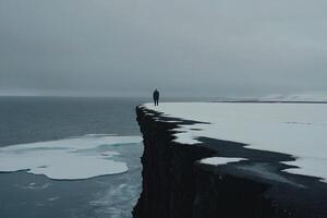 uma pessoa em pé em a Beira do uma penhasco negligenciar a oceano foto