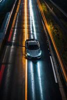 uma Esportes carro dirigindo em uma molhado estrada às noite foto