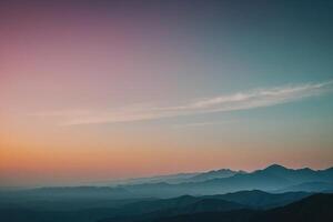 uma montanha alcance com uma pôr do sol dentro a fundo foto