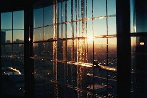 uma Visão do a pôr do sol através uma janela com uma cidade dentro a fundo foto