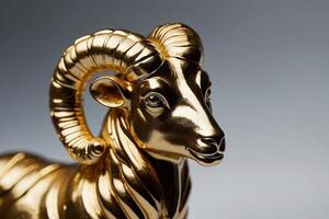 uma ouro RAM estátua em uma Preto fundo foto