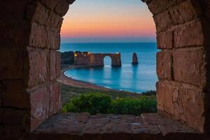 uma Visão do a mar através a arco foto