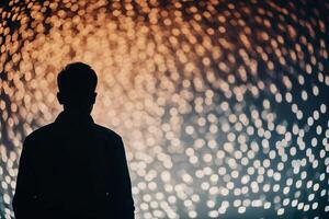 uma homem em pé dentro frente do uma iluminado acima fundo foto