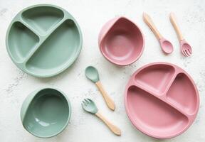 coleção do reutilizável colorida plástico pratos e taças foto