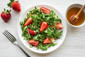 fresco morango Rúcula salada com pinho nozes servido em uma brilhante dia foto