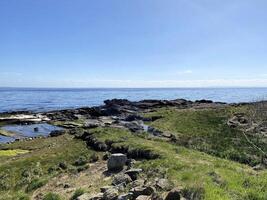 uma Visão do a ilha do arranjar dentro Escócia em uma ensolarado dia foto