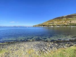 uma Visão do a ilha do arranjar dentro Escócia em uma ensolarado dia foto