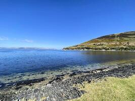 uma Visão do a ilha do arranjar dentro Escócia em uma ensolarado dia foto