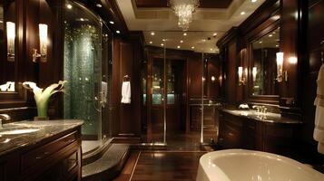 luxo iate mestre banheiro oásis Sombrio madeira e verde vidro acentos com cristal lustre elegância foto