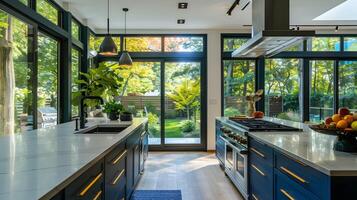 elegante moderno cozinha com azul armários dentro natural luz no meio exuberante jardim Visão foto