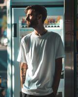 jovem adulto homem modelo dentro em branco branco t camisa para Projeto brincar foto