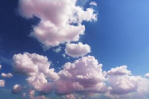 Rosa cirro e cumulus marcha ré em uma azul céu fundo em uma ensolarado verão dia dentro Boa clima foto