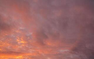 céu com nuvens vermelhas foto