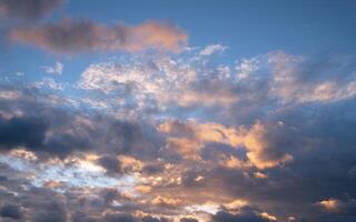 céu com nuvens dramáticas foto