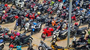 bekasi, Indonésia em dezembro 23 2023. muitos motorizado veículos do vários tipos preencher a Bekasi estação estacionamento muito. foto