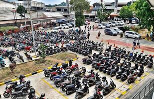 bekasi, Indonésia em dezembro 23 2023. muitos motorizado veículos do vários tipos preencher a Bekasi estação estacionamento muito. foto