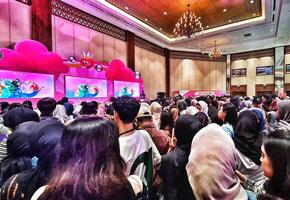 Jacarta, em dezembro 17 2023. indonésio velozes embalado a eras karaokê festa foto