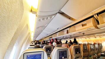 medina, saudita arábia em marcha 3, 2024. umrah peregrinos borda uma saudita arábia companhias aéreas avião para Retorna para seus casa país, Indonésia. avião para Jacarta. passageiros Veja para seus assentos. foto