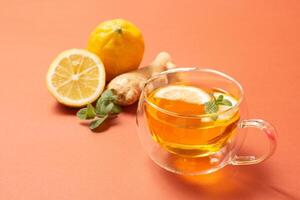 gengibre chá com hortelã e limão. saudável bebida. cristal copo em brilhante fundo. seletivo foco. foto