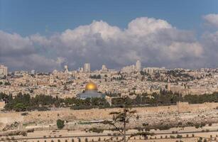 panorâmico Visão para Jerusalém velho cidade a partir de a montar do azeitonas, Israel. Alto qualidade foto