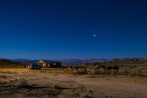 isolado cabine debaixo estrelado deserto noite céu foto