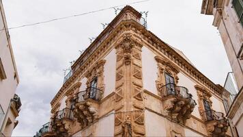 elegante e velho construção com varandas foto