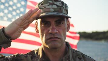 soldado dentro uniforme em pé às atenção Próximo para a americano bandeira foto