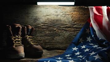 militares pertences com folhas perto uma EUA bandeira em memorial dia foto