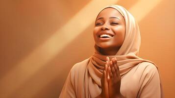 africano mulher vestindo cachecol é Rezar e sorridente em Castanho fundo foto