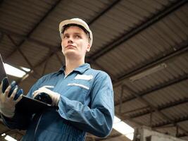 trabalho masculino homem pessoa pessoas humano branco capacete de segurança capacete segurança azul uniforme cópia de espaço engenheiro trabalhos trabalho fábrica fabricação construção tecnologia profissional empregado equipamento Verifica máquina foto