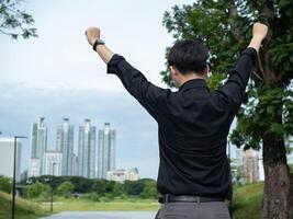 pessoa pessoas humano homem de negocios empresária masculino fêmea menina Garoto alegre apontando dedo braço construção cidade urbano estratégia idéia Educação trabalhos seguro profissional encontro parceiro celebração idéia foto