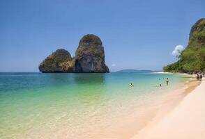 pessoas estão desfrutando a de praia às krabi, Tailândia foto