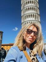 feliz mulher viagem dentro Itália, inclinado torre do pisa foto