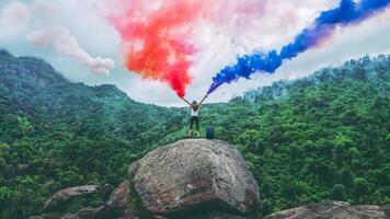 ásia mulheres viagem relaxar dentro a feriado. ficar de pé saltar em uma rochoso penhasco. selvagem natureza madeira em a montanha. foto