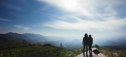 amantes, mulheres e homens asiáticos viajam relaxam no feriado. paisagem de pé na montanha. parque de montanha feliz. Na Tailândia foto