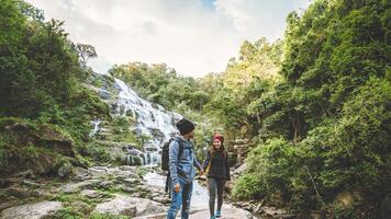 viaje relaxe para visitar as cachoeiras dos casais. no inverno. na cachoeira mae ya chiangmai na Tailândia. natureza de viagens. verão foto