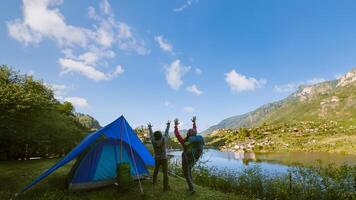 casal asiático acampamentos de montanha em vilas rurais, perto do lago, ideias de viagens, camping, férias relaxantes. foto