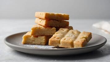 uma pilha do bolo seco friável biscoitos em uma cinzento placa. fechar-se. foto