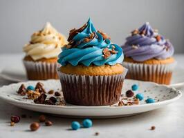 bolos de copo com chocolate geada e granulados foto