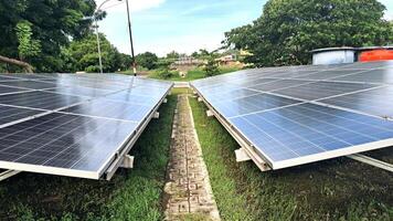 exibição do solar painéis dentro a tarde para Indonésia ir verde foto