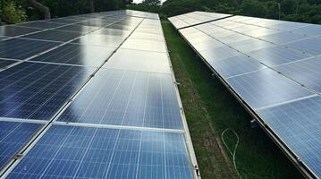 exibição do solar painéis dentro a tarde para Indonésia ir verde foto