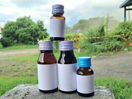 remédio garrafa Castanho cor com uma em branco rótulo para brincar ou apresentação brincar coleção foto